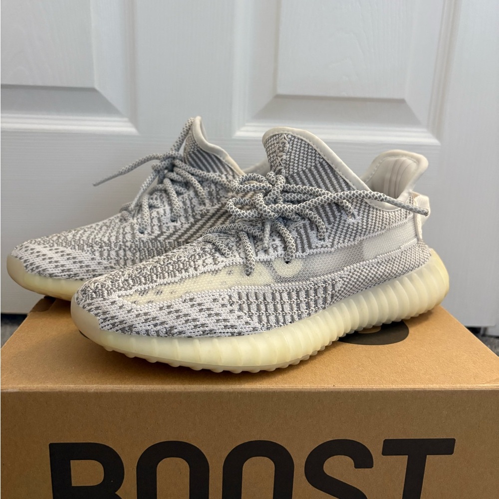 Yeezy Sneakers - Static